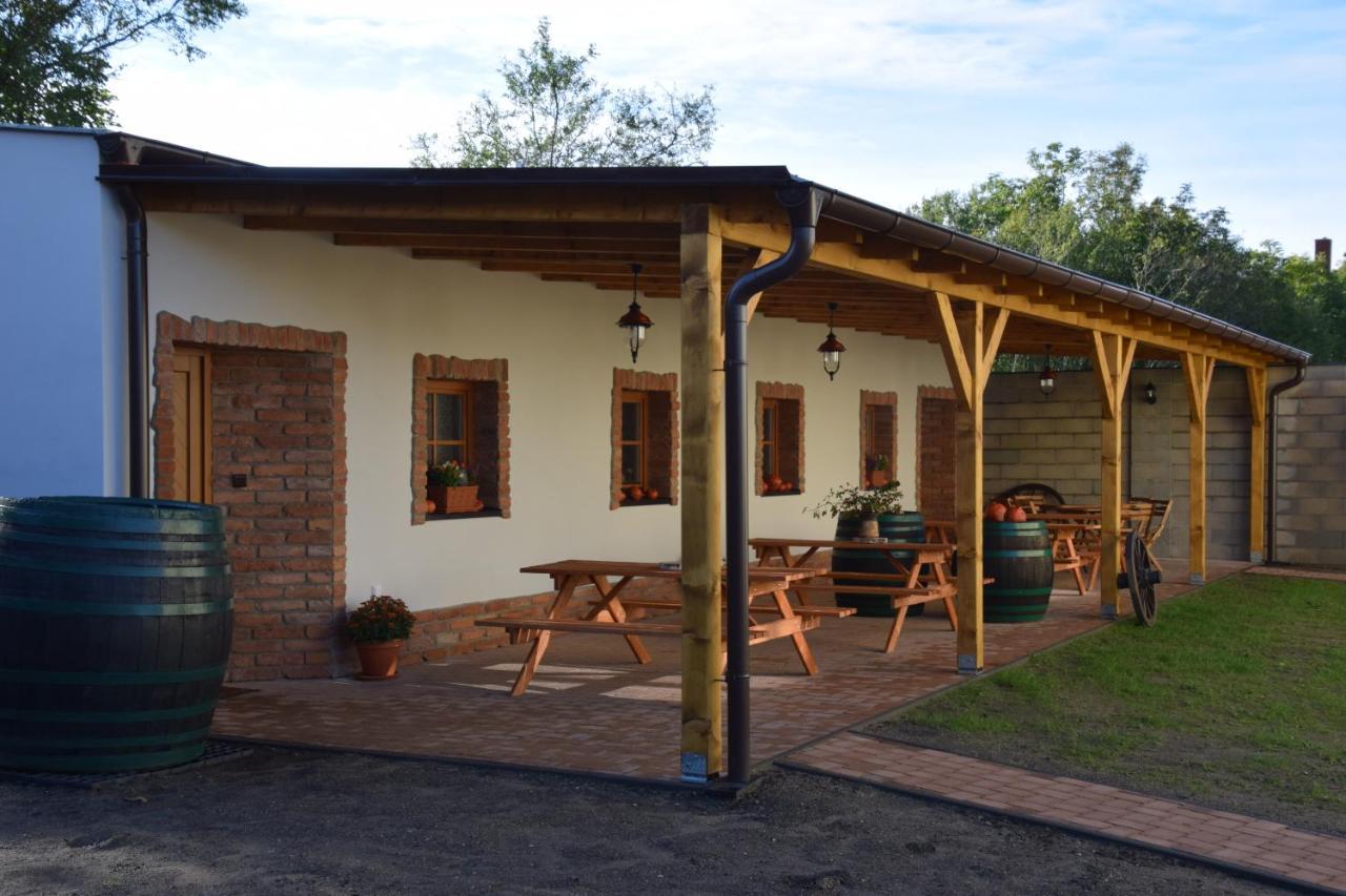 Comenius Moravus Vinarsky Dvur Mikulov Exterior foto