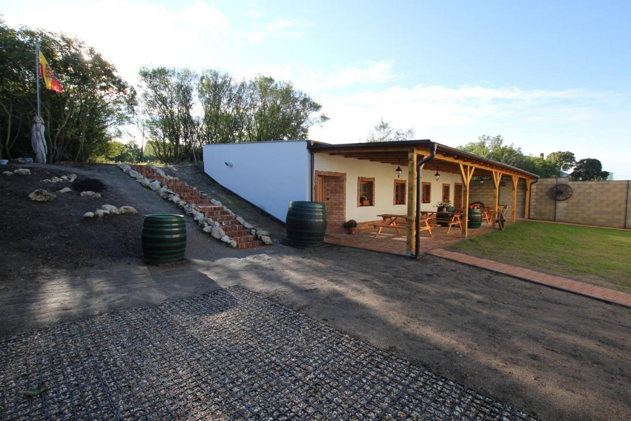 Comenius Moravus Vinarsky Dvur Mikulov Exterior foto